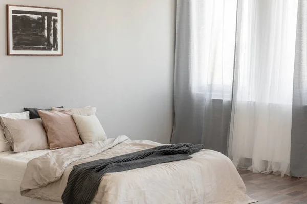 Elegancka sypialnia wnętrze z łóżkiem king size w modnym mieszkaniu, prawdziwe zdjęcie — Zdjęcie stockowe