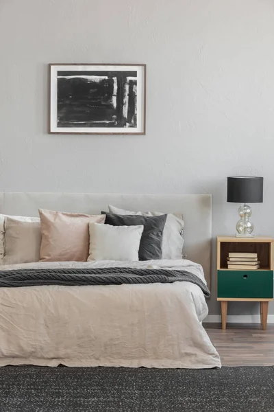 Trendy slaapkamer met comfortabele King size bed in moderne flat, echte foto — Stockfoto