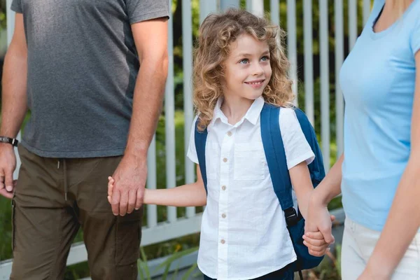 Pais caminhando para a escola — Fotografia de Stock