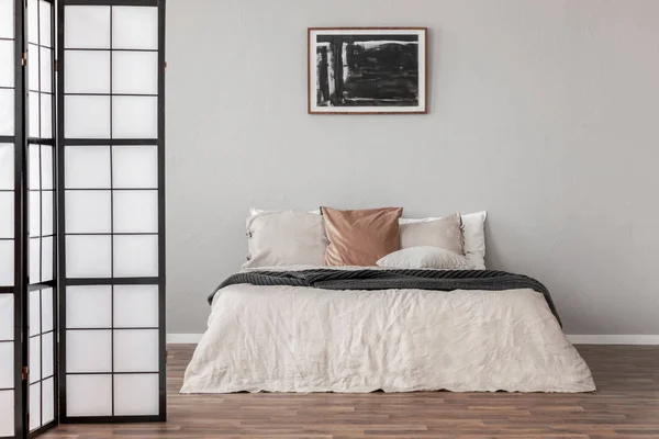 Abstract zwart olieverfschilderij in frame op lege beige muur van gezellige slaapkamer — Stockfoto
