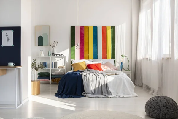 Барвистий інтер'єр спальні з веселковим кольоровим ліжком — стокове фото
