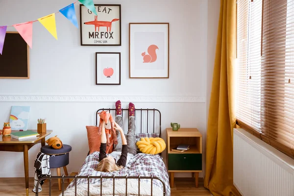 Leuke vintage stijl posters op witte muur van trendy slaapkamer voor kind — Stockfoto