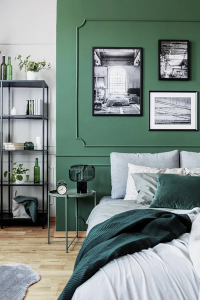 Κομψό εσωτερικό υπνοδωμάτιο με διπλό κρεβάτι και σμαραγδένιο πράσινο τοίχο — Φωτογραφία Αρχείου