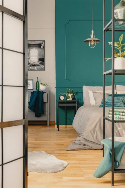 Donkergroen trendy interieur in trendy appartement, kopieer ruimte op lege muur — Stockfoto