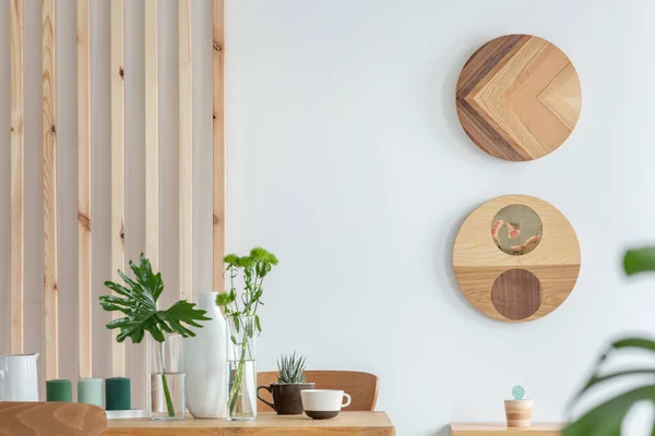 Design élégant en bois dans un appartement scandinave branché avec mur blanc — Photo