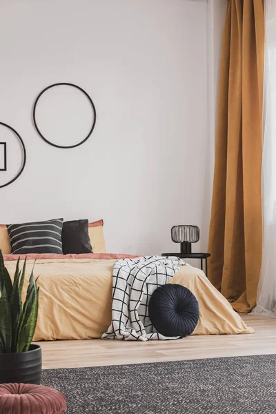 Nowoczesny design sypialni ze stylowymi kolorami i meblami — Zdjęcie stockowe