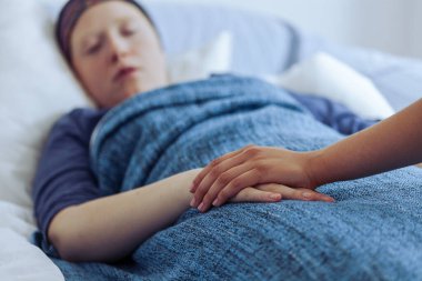 Hasta genç kız onu destekleyen arkadaşı ile akciğer kanseri muzdarip