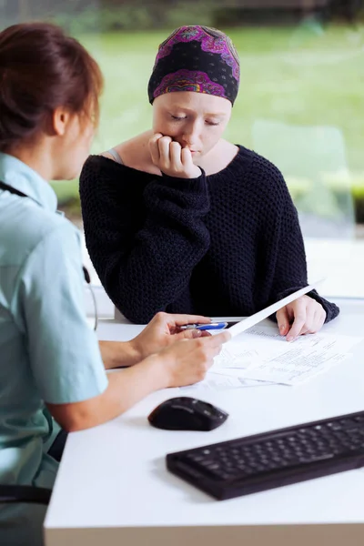 Ung Kvinnlig Läkare Undersöker Ung Sjuk Kvinna Med Cancer Sjukhus — Stockfoto