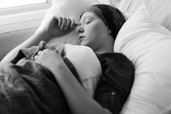 Triste Cancer Souffrance Fille Couché Seul Dans Lit Hôpital — Photo