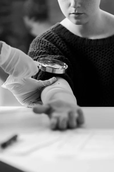 Doctor Examining Cancer Suffering Patient Medical Center — Stock Photo, Image