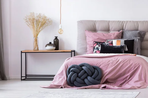 Язати Подушку Поруч Елегантним Ліжком Королівського Розміру Пастельною Рожевою Постільною — стокове фото