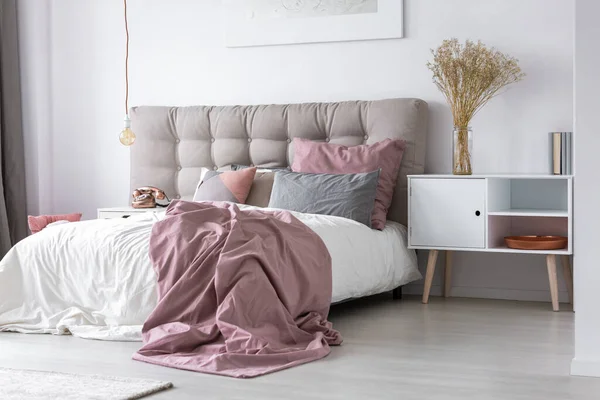 Pastel Розовые Простыни Белом Одеяло Стильном Интерьере Спальни Двуспальной Кроватью — стоковое фото