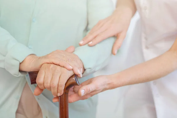 Primer Plano Las Manos Abuela Bastón Madera Nieta Útil Que — Foto de Stock