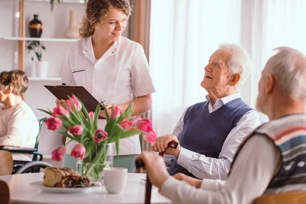 Joven Enfermera Feliz Revisando Salud Los Pacientes Hogar Ancianos — Foto de Stock