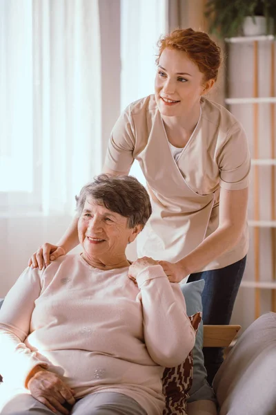 Junge Pflegerin Hilft Einer Älteren Frau Pflegeheim — Stockfoto