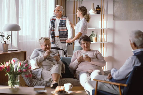 Reunión Grupo Personas Mayores Sala Estar Asilo Ancianos —  Fotos de Stock