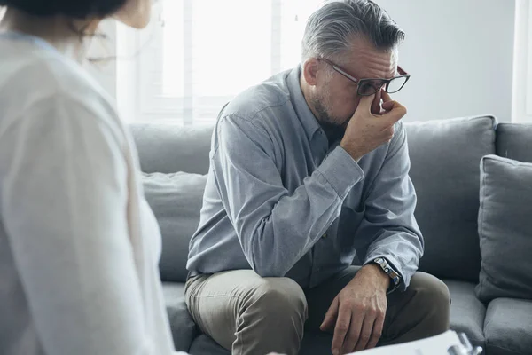 Bonito Homem Limpa Lágrimas Enquanto Conversa Com Terapeuta — Fotografia de Stock