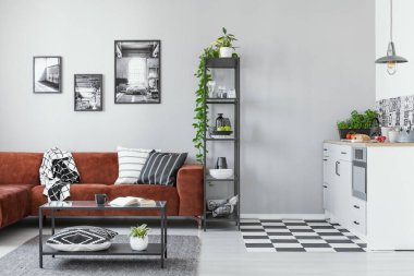 Mutfağı ve yaşam alanı olan bir stüdyo daire.