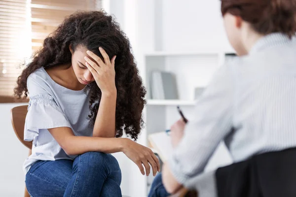 Professionelle Psychotherapien Und Junge Frau Mit Ptsd — Stockfoto