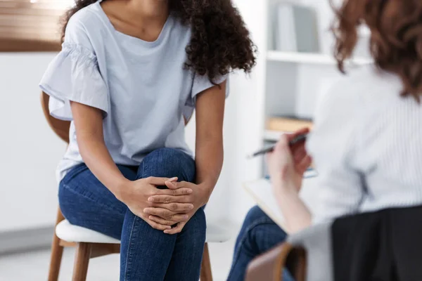 Foto Anonima Due Donne Durante Psicoterapia Gruppo Persone Con Depressione — Foto Stock