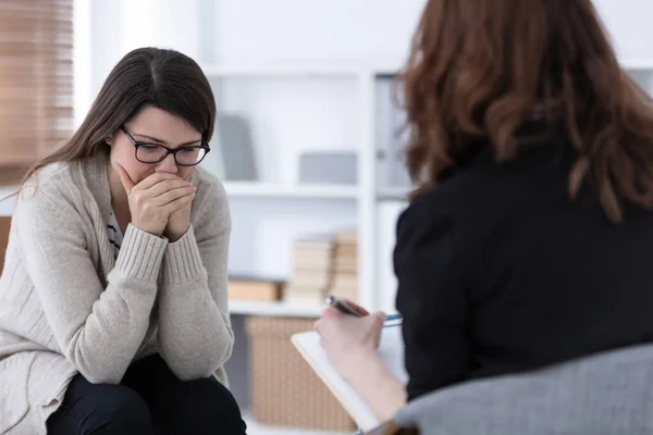 Mujer Triste Llorando Durante Psicoterapia Clínica Profesional — Foto de Stock