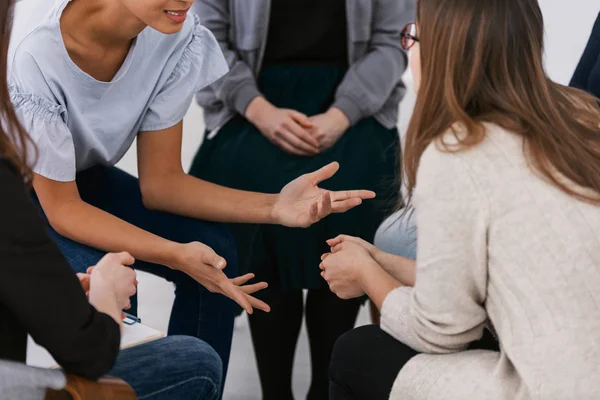 Vrouwen Met Problemen Samen Zitten Tijdens Begeleiding — Stockfoto