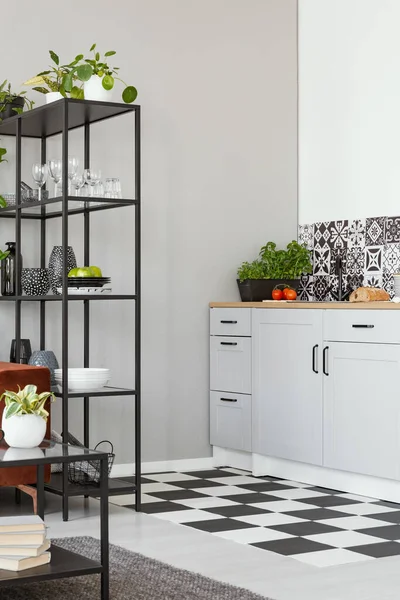 Trendy Witte Keukeninterieur Met Elegante Houten Kasten Keukenaccessoires — Stockfoto