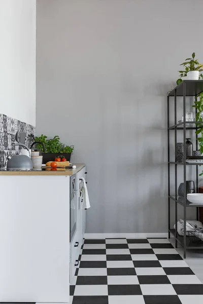 Mur Gris Vide Dans Petite Cuisine Avec Sol Noir Blanc — Photo