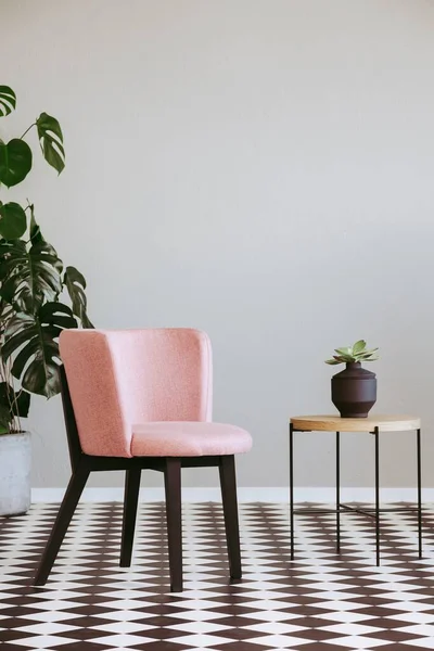 Trendy Fauteuil Modern Woonkamerinterieur Met Grijze Wand Zwart Witte Vloer — Stockfoto