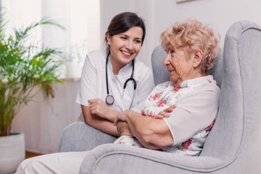 Huzurevindeki koltukta oturup doktorla konuşmanın keyfini çıkarın.