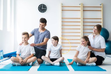 Omurga sorunu olan çocuklar için egzersiz kurslarına liderlik eden iki fizyoterapist.