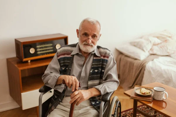 Uomo Anziano Seduto Solo Una Sedia Rotelle Casa — Foto Stock