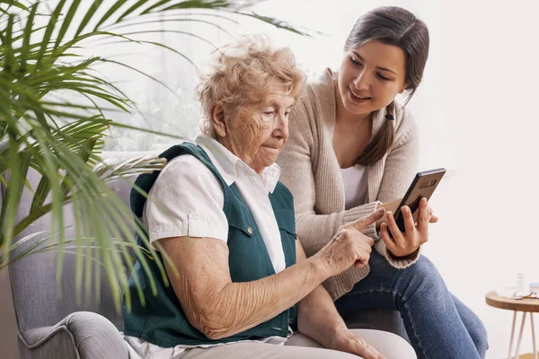 Счастливая Внучка Показывает Сообщение Своей Бабушке Мобильном Телефоне — стоковое фото