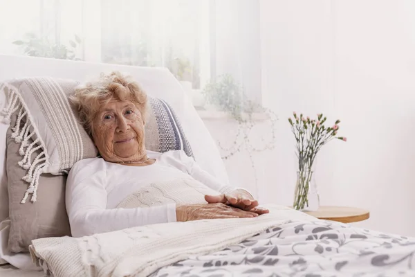 Gelukkig Senior Liggend Onder Beddengoed Bed Witte Kamer — Stockfoto