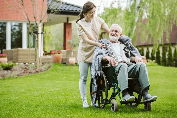 Uomo Anziano Con Utile Volontario Nel Giardino Della Casa Cura — Foto Stock