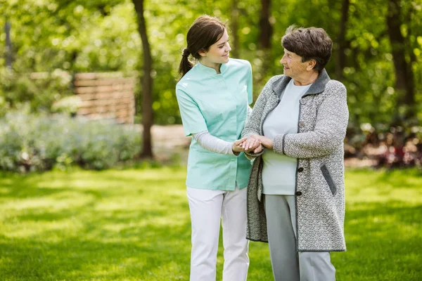 Sjuksköterska Och Patient Trädgården Modernt Äldreboende Med Daglig Vård — Stockfoto