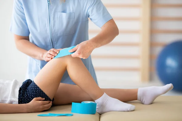 Close Fisioterapeuta Gravando Joelho Menina Durante Fisioterapia — Fotografia de Stock