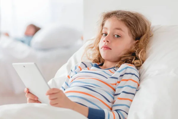 Menina Uma Cama Hopital Segurando Tablet — Fotografia de Stock