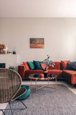 Parlak oturma odası iç küçük sehpa üzerinde şık vazo Çiçekler