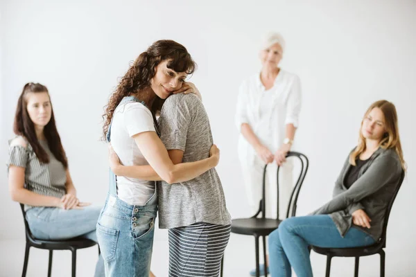 Mamina Dospívající Dcera Objímání Během Rodinné Psychoterapie — Stock fotografie