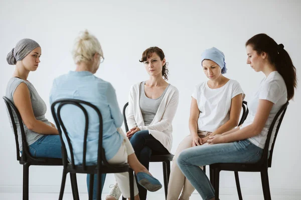 Cáncer Mujeres Enfermas Sentadas Juntas Círculo Psicoterapia — Foto de Stock