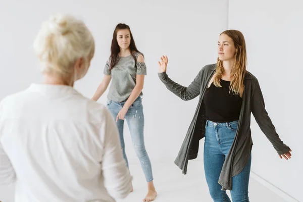 Due Ragazze Sentono Libere Durante Visualizzazione Psicoterapia — Foto Stock