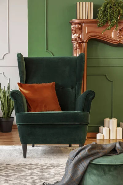 Изумрудно Зеленое Заднее Кресло Оранжевой Подушкой Роскошном Интерьере Гостиной — стоковое фото
