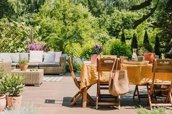 Holzstühle Esstisch Mit Orangefarbener Tischdecke Auf Holzterrasse Grünen Garten — Stockfoto