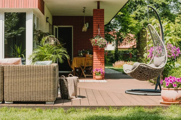 Bonito Terraço Ensolarado Jardim Verde Propriedade Moda — Fotografia de Stock