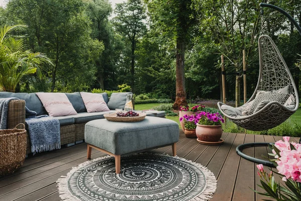 Bahçe Verandası Skandinav Hasır Kanepesi Kahve Masasıyla Süslenmiş — Stok fotoğraf