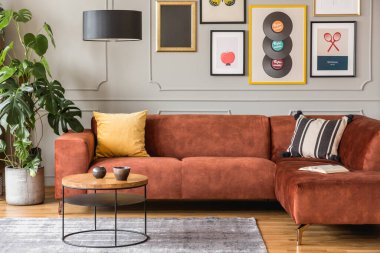 Modern oturma odasının ön tarafındaki şık kahve masası. İçi gri duvarlı.