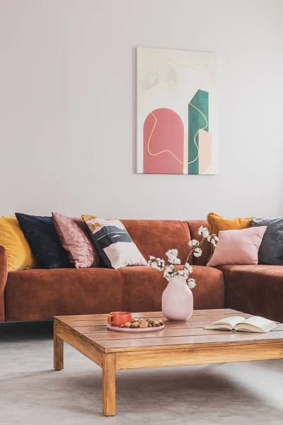 Bequemes Braunes Samt Sofa Mit Kissen Eleganten Wohnzimmer — Stockfoto
