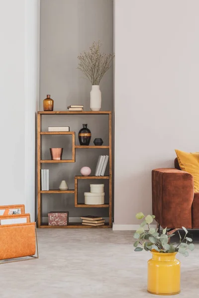 Modisches Bücherregal Aus Holz Mit Blumen Und Accessoires Der Ecke — Stockfoto