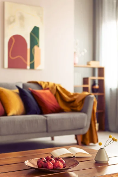 Fechar Sofá Cinza Confortável Com Cobertor Laranja Travesseiros Coloridos — Fotografia de Stock